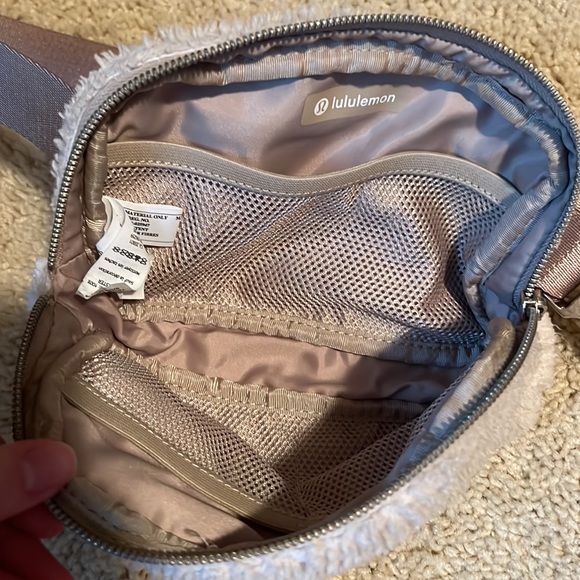 Everywhere Belt Bag 1L Fleece - Picture 4 of 6